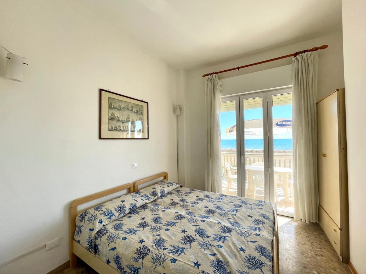 Villa Fronte Mare-Carraro Immobiliare Jesolo - Family Apartments Eksteriør billede