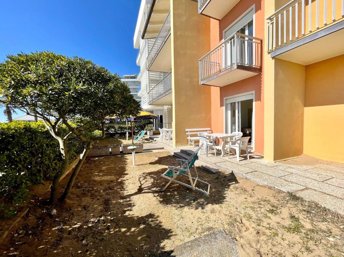 Villa Fronte Mare-Carraro Immobiliare Jesolo - Family Apartments Eksteriør billede