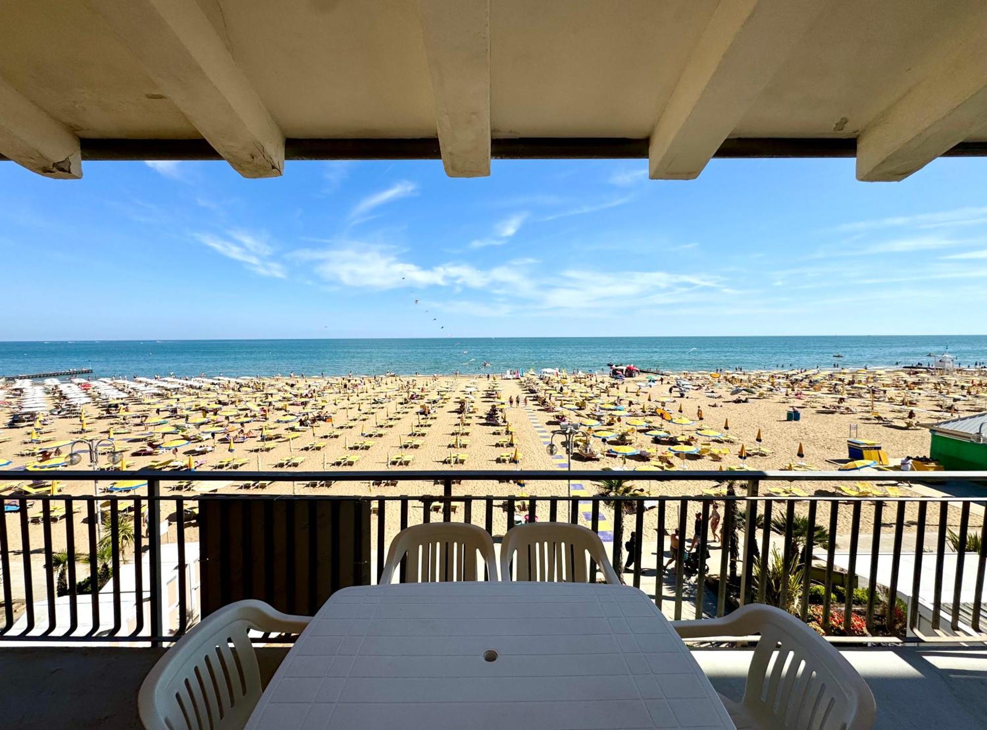 Villa Fronte Mare-Carraro Immobiliare Jesolo - Family Apartments Eksteriør billede
