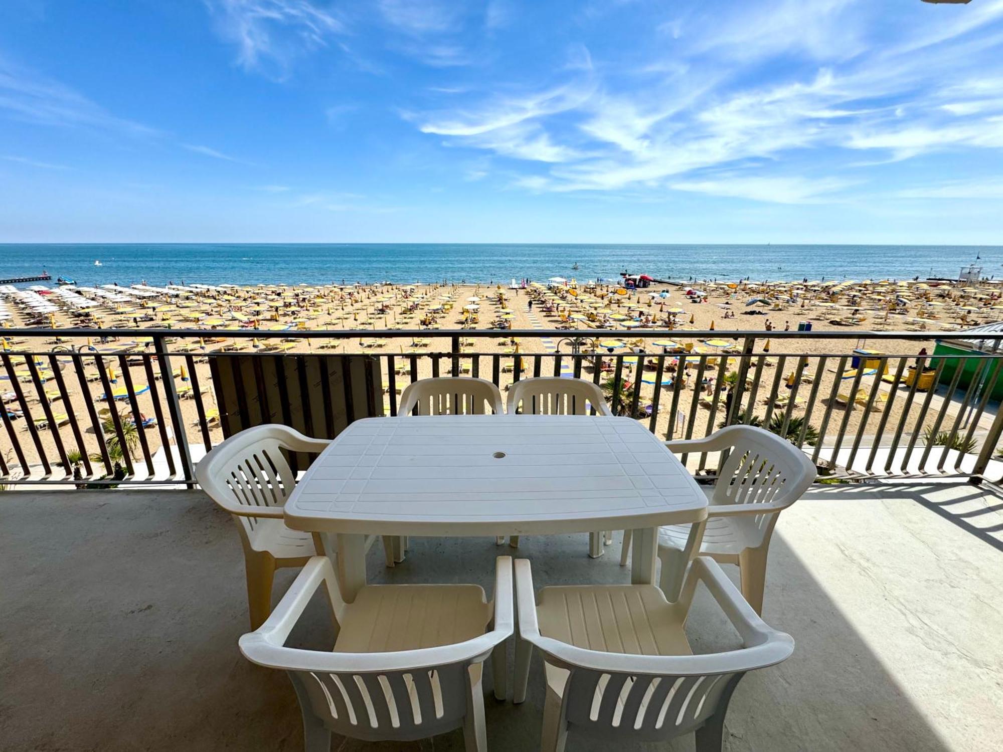 Villa Fronte Mare-Carraro Immobiliare Jesolo - Family Apartments Eksteriør billede