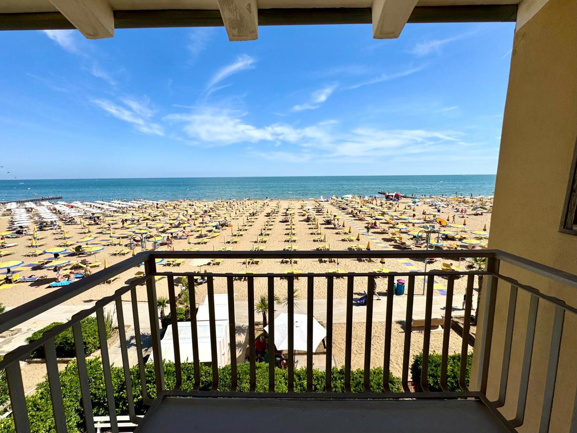 Villa Fronte Mare-Carraro Immobiliare Jesolo - Family Apartments Eksteriør billede